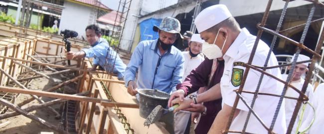 Wabup Inhil Lakukan Pengecoran Pondasi Pertama Rumah Tahfidz Raudhatul Jannah